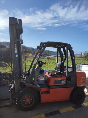 a forklift truck that is parked in the parking lot