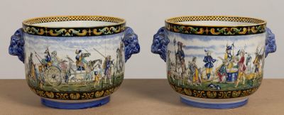 deux vases posés sur une table