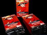 trois paquets de cigarettes empilés les uns sur les autres sur une table