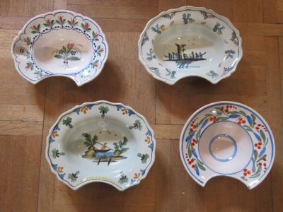 Quatre plats à barbe en faïence probablement du Centre et fa…