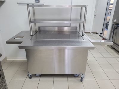 un comptoir en acier inoxydable dans une cuisine commerciale
