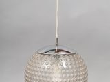 un gros plan d'une lampe posée sur une table