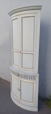 une grande armoire blanche surmontée d'une porte