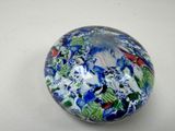 une boule en verre ornée d'un motif bleu et blanc