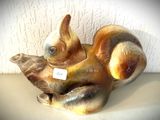 une figurine représentant un écureuil assis sur une table