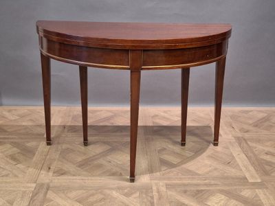 une photo d'une table en bois posée sur un parquet
