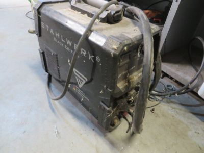 une machine posée sur le sol du garage
