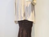 un mannequin vêtu d'une jupe et d'une veste, posé sur un socle