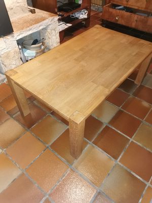 un sol carrelé dans un salon avec une table en bois et une cheminée