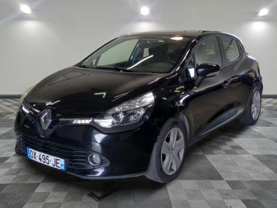la voiture noire est garée sur un sol en damier dans le garage