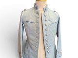 veste en jean posée sur un mannequin, avec des boutons sur le devant