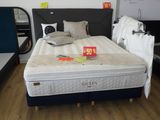 un lit sur lequel sont posés de nombreux oreillers