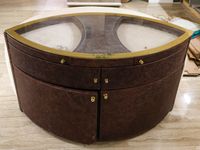 Sofa-vitrine présentoir de dressing gainé de tissu beige et … (photo 4)