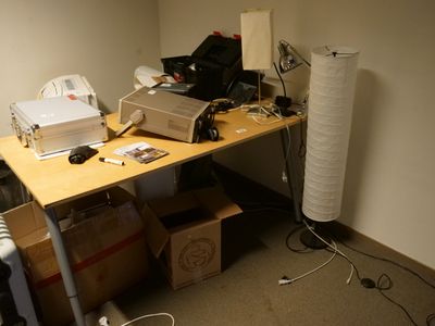 un bureau sur lequel se trouvent de nombreuses boîtes