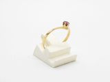 une image représentant une bague en or sertie d'une pierre rouge