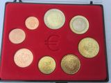une image représentant une boîte rouge contenant un tas de pièces de monnaie