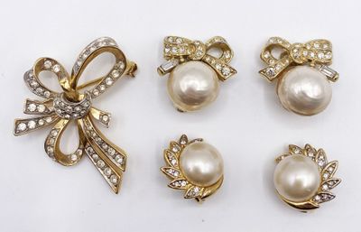 trois paires de broches en perles et diamants