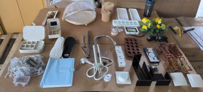 une table sur laquelle se trouvent plusieurs objets