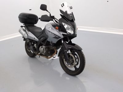 une photo d'une moto garée dans une pièce