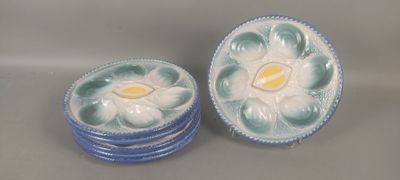 une pile d'assiettes bleues et blanches ornées d'une fleur
