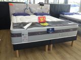 un lit sur lequel sont posés de nombreux matelas