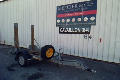 a trailer with a trailer attached to it in front of a building