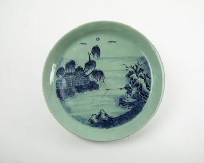 une assiette bleue et blanche décorée d'une peinture