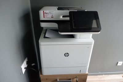 une imprimante posée sur une armoire dans une pièce