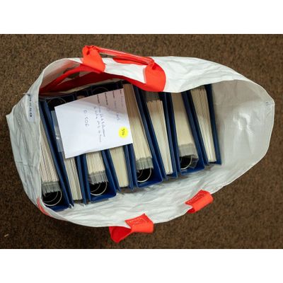 un sac blanc contenant tout un tas de livres