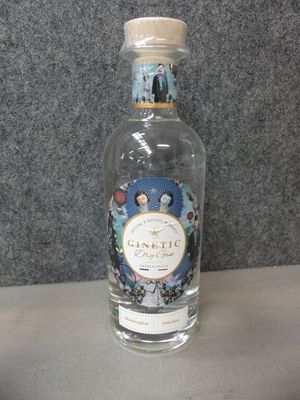 une bouteille de ginnii posée sur un plan de travail