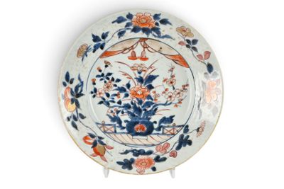 une assiette bleue et orange décorée de fleurs et d'oiseaux