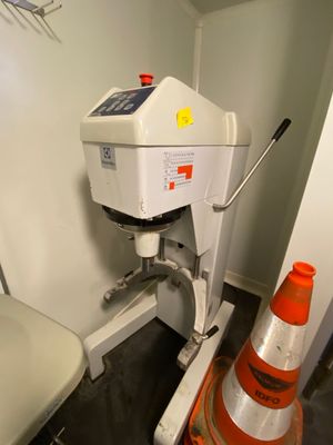 une image représentant une salle de bains avec des toilettes et un cône