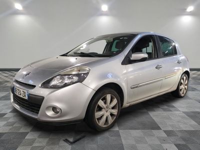 la photo d'une voiture argentée garée dans un garage