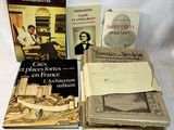 plusieurs livres sont empilés sur une table