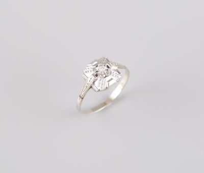 une photo d'une bague en or blanc ornée d'un motif de feuille
