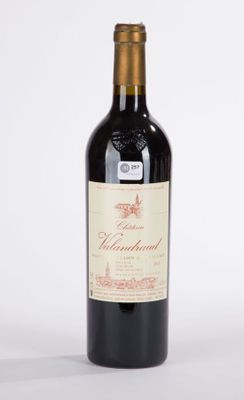 une bouteille de vin posée sur une table
