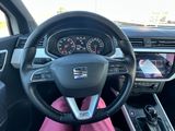 l'intérieur d'une voiture avec un volant, un tableau de bord et une planche de bord