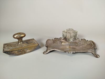 deux objets en argent posés l'un à côté de l'autre sur une table