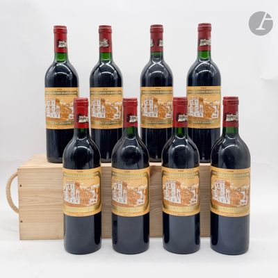 six bouteilles de vin rouge dans une caisse en bois sur fond blanc