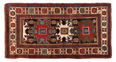 un vieux tapis aux couleurs et aux motifs variés