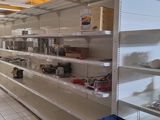 de nombreuses étagères dans le magasin sur lesquelles sont disposés des articles