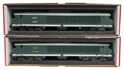 deux wagons dans une boîte posée sur la table