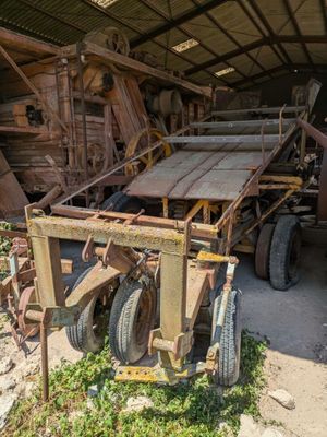 un gros camion garé dans un garage