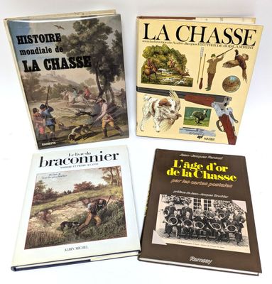 Trois livres sont posés sur une surface blanche ; l'un représente un cheval et l'autre un homme.