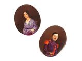 une paire de portraits représentant un homme et une femme vêtue d'une robe violette