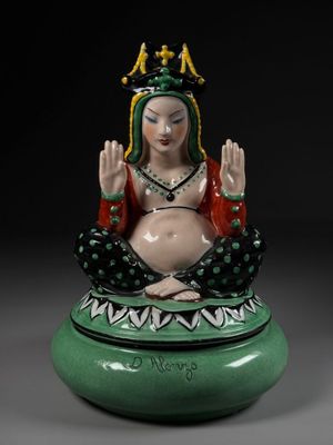 statue d'une femme assise en position du lotus sur un socle vert