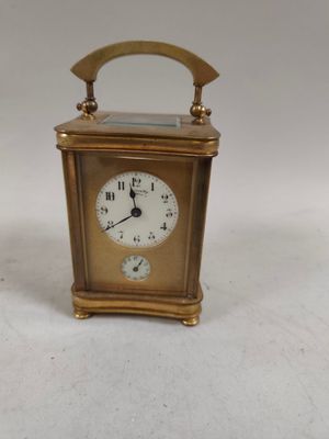 une petite horloge posée sur une table