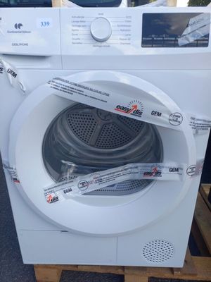 une machine à laver posée sur une palette