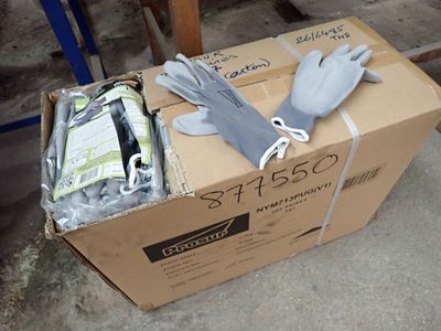 une boîte de gants et une bouteille de vin par terre
