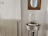 une petite table sur laquelle est posé un miroir, dans un coin de la pièce